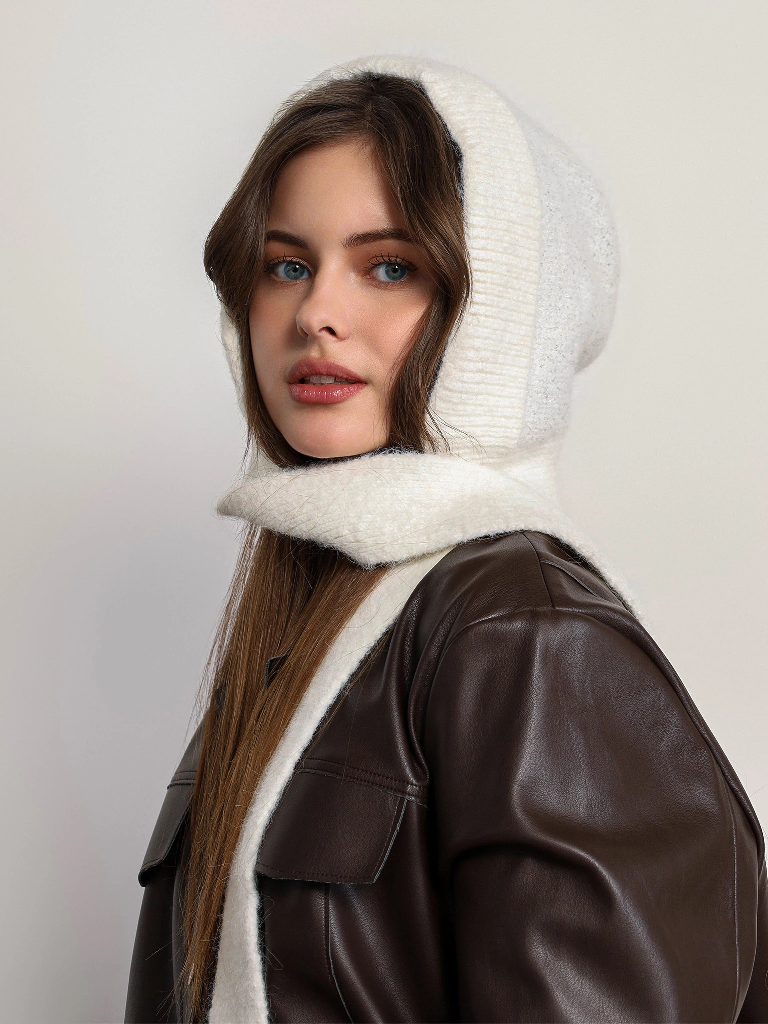 Шапка-чепчик с широкими завязками с пайетками в ассортименте